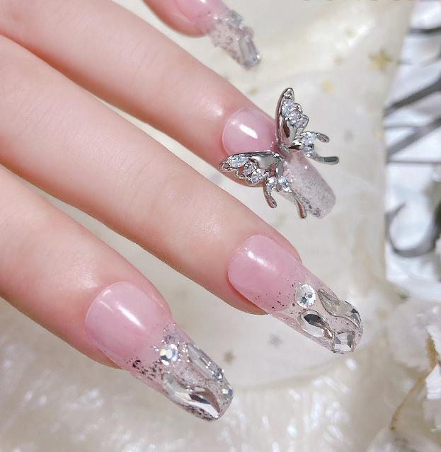 Nail Art Left and right splicing butterfly